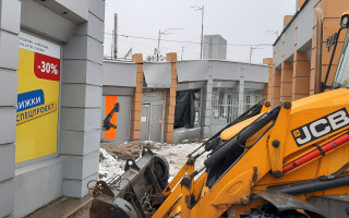У Києві над тунелем метро біля Деміївського ринку почали просідати під землю торгові павільйони: фото