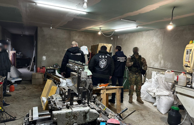 На Закарпатье мастерская по изготовлению мебели оказалась центром незаконного производства сигарет, фото