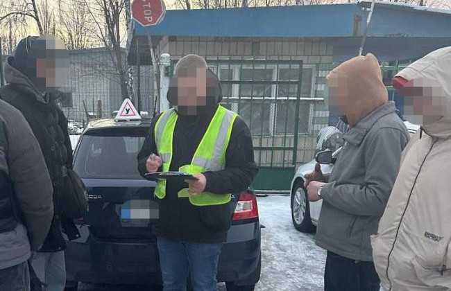 В Киеве работники автошкол за $450 помогали сдать экзамен по вождению