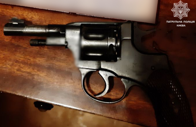 В Киеве мужчина стрелял из пистолета в окно – полиция