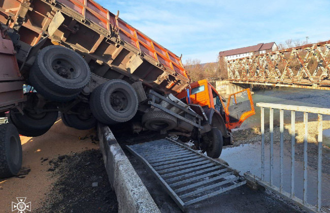На Ивано-Франковщине в результате столкновения с моста повисла часть грузовика