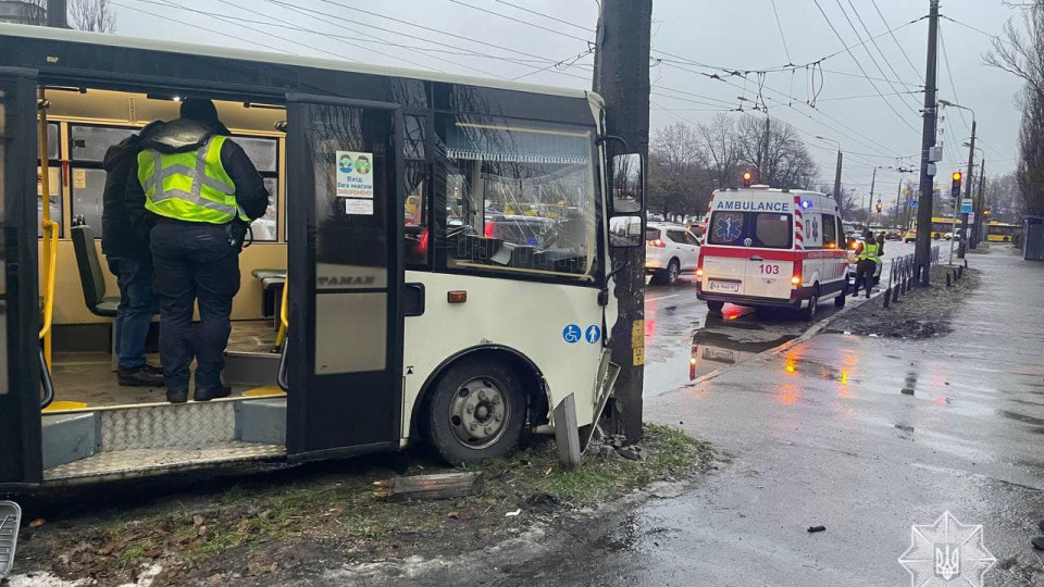 В Киеве маршрутка въехала в электроопору, есть пострадавшие