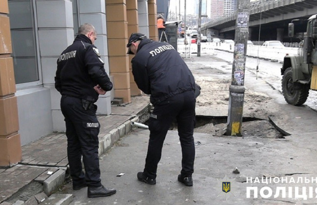 В Киеве правоохранители провели осмотр территории над станцией метро «Демеевская»