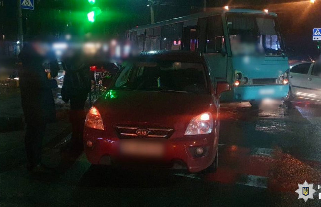 На Киевщине автобус столкнулся с легковушкой