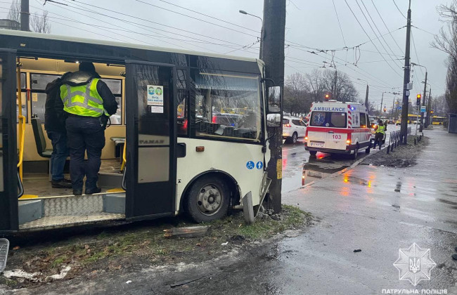 В Киеве маршрутка въехала в электроопору, есть пострадавшие