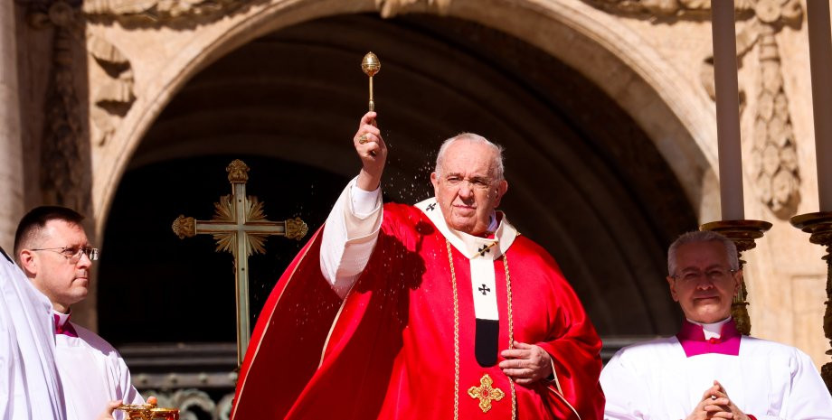 Папа Римський дозволив благословляти одностатеві пари, але їх не будуть вінчати