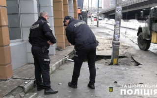 У Києві правоохоронці провели огляд території над станцією метро «Деміївська»