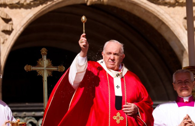 Папа Римский разрешил благословлять однополые пары, но их не будут венчать