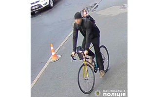 У Києві суд призначив покарання чоловіку, який обливав перехожих фарбою