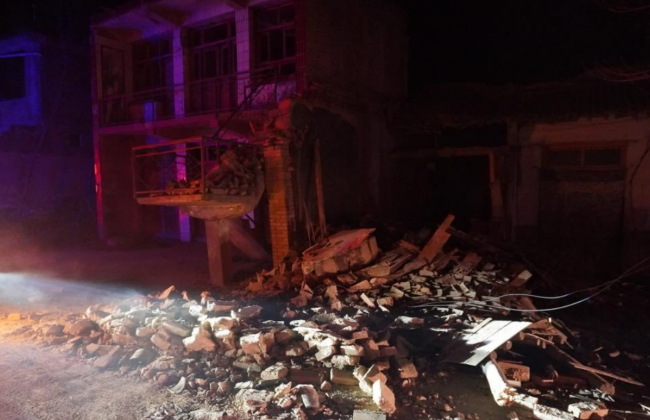 Китай накрыло мощное землетрясение: известно о сотнях жертв и пострадавших