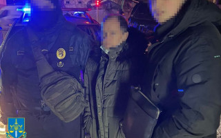 Киевлянин переодевался в женщину, надевал маску и развращал малолетних девочек в школах: какое наказание он получил