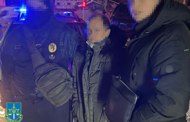 Киевлянин переодевался в женщину, надевал маску и развращал малолетних девочек в школах: какое наказание он получил