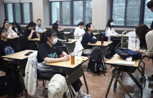 В Южной Корее студенты подали в суд после того, как преподаватель закончил экзамен на 90 секунд раньше