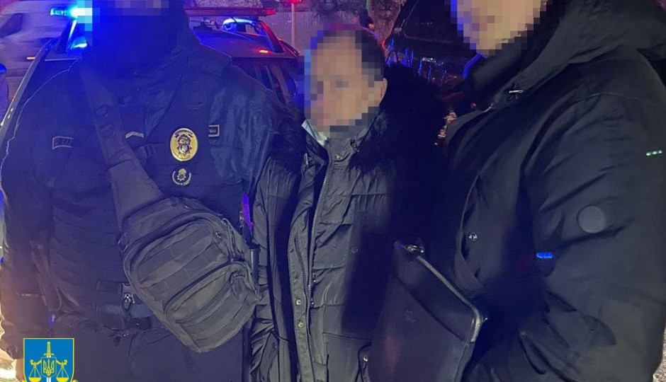 Киевлянин переодевался в женщину, надевал маску и развращал малолетних девочек в школах: какое наказание он получил