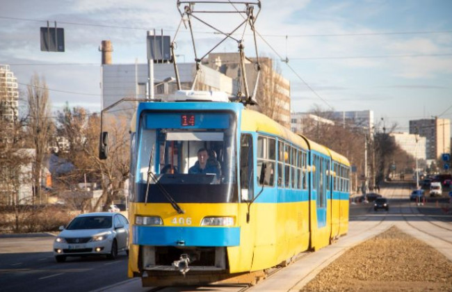 В Киеве открыли автопроезд и движение трамваев на пересечении улиц Дегтяревской и Довженко
