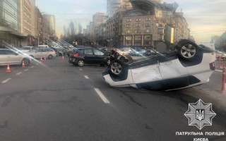 В Киеве произошло ДТП с опрокидыванием возле ТРЦ Универмаг Украина, видео