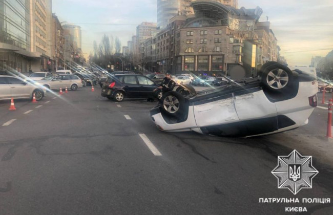 В Киеве произошло ДТП с опрокидыванием возле ТРЦ Универмаг Украина, видео