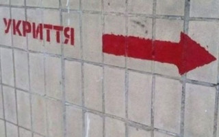 Без гумових чобіт не обійтись: у Києві затопило одне з укриттів, фото
