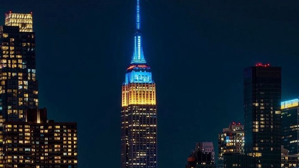 Empire State Building, Бруклінський міст та будівлю Verizon у Нью-Йорку підсвітили синьо-жовтими кольорами