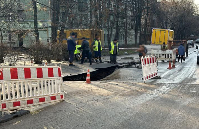 На Лук'янівці в Києві частково перекрили рух транспорту, у деяких будинках немає водопостачання