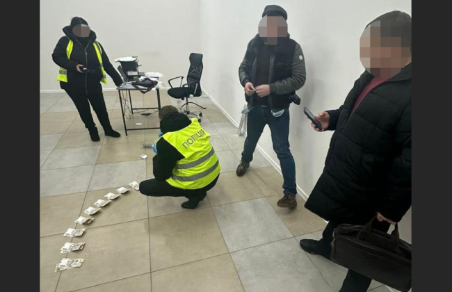 В Киеве мужчина за 12 тысяч гривен обещал решить вопрос с регистрацией авто: ему сообщено о подозрении