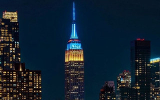 Empire State Building, Бруклінський міст та будівлю Verizon у Нью-Йорку підсвітили синьо-жовтими кольорами