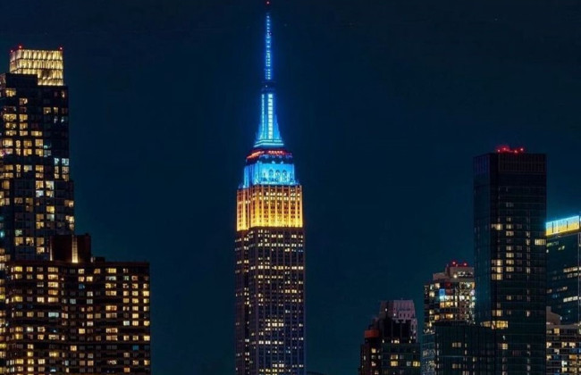 Empire State Building, Бруклинский мост и здание Verizon в Нью-Йорке подсветили сине-желтыми цветами
