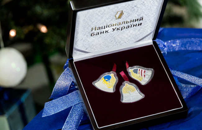 Нацбанк презентовал набор необычных памятных монет в форме колокольчика