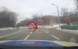 У Києві патрульні зловили «на гарячому» пішохода, який перебігав дорогу у невстановленому місці