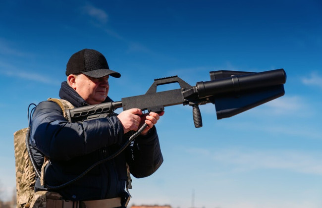 Кабмин освободил от НДС и пошлины импортные беспилотники, радиостанции и антидроновые ружья