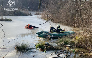 На Львівщині рятувальники з крижаної пастки на озері врятували дитину