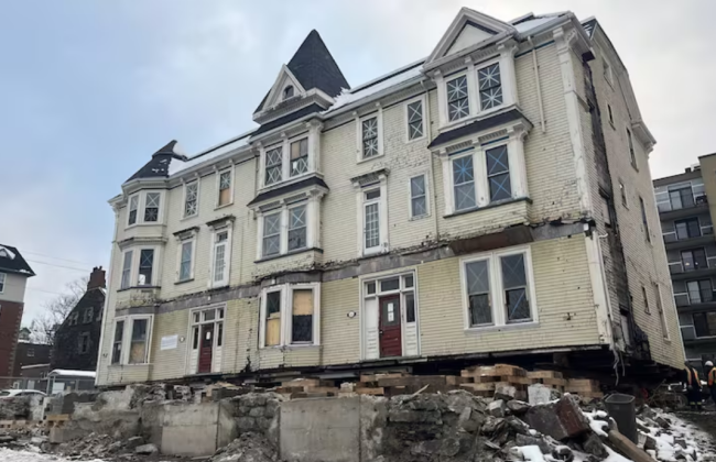 В Канаде строители перенесли почти 200-летние здание с помощью 700 кусков мыла