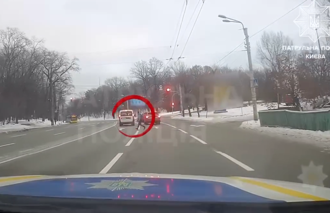 В Киеве патрульные поймали «на горячем» пешехода, перебегавшего дорогу в неустановленном месте