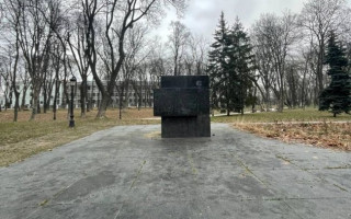 У Маріїнському парку Києва знесли пам’ятник учасникам антиукраїнського «січневого повстання»: фото