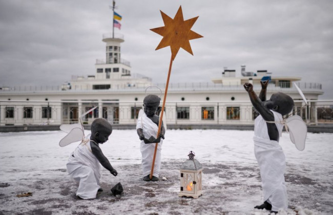 Малюків-символів Києва на Поштовій площі переодягнули до Різдва, фото