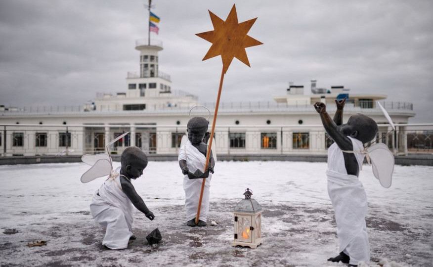 Малышей-символов Киева на Почтовой площади переодели к Рождеству, фото