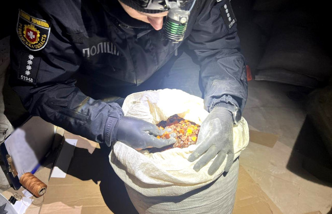 На Ровенщине задержали мужчину с 14 мешками «солнечного камня» неизвестного происхождения