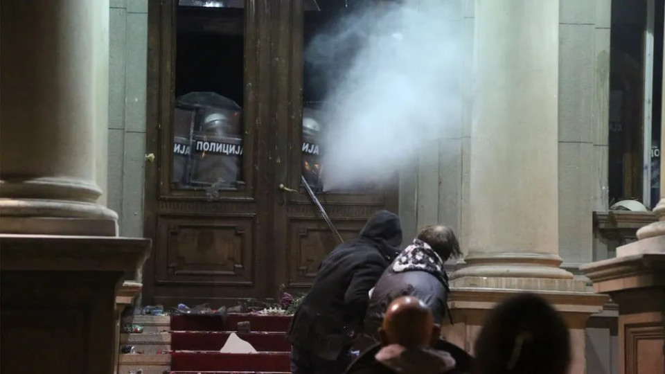 У Белграді протестувальники увірвалися до мерії: фото та відео
