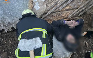 В Борисполе мужчина пытался попасть внутрь дома, но застрял под стеной