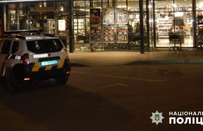 Отказался приобрести алкоголь: в Одессе мужчина чуть не зарезал посетителя супермаркета