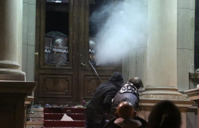 В Белграде протестующие ворвались в мэрию: фото и видео
