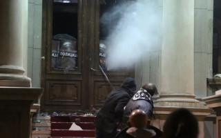 В Белграде протестующие ворвались в мэрию: фото и видео