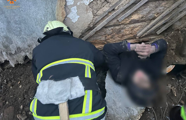 В Борисполе мужчина пытался попасть внутрь дома, но застрял под стеной