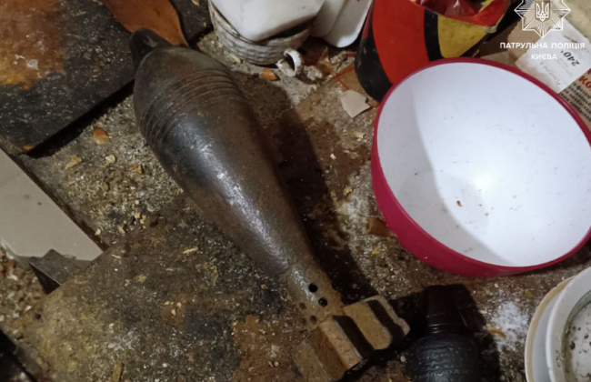 В Киеве патрульные приехали на вызов о драке, а обнаружили в квартире мины, патроны, гранаты