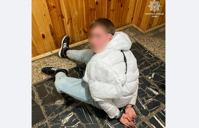 В Киеве задержали мужчину, который ходил подвыпившим по торговому центру и ссорился с посетителями