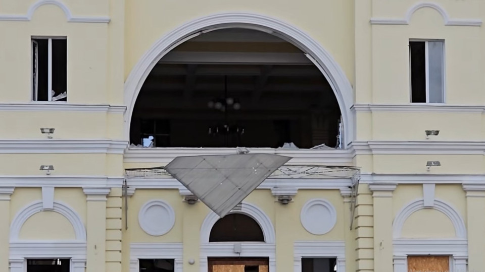 Как выглядит вокзал Херсона после российского обстрела: видео