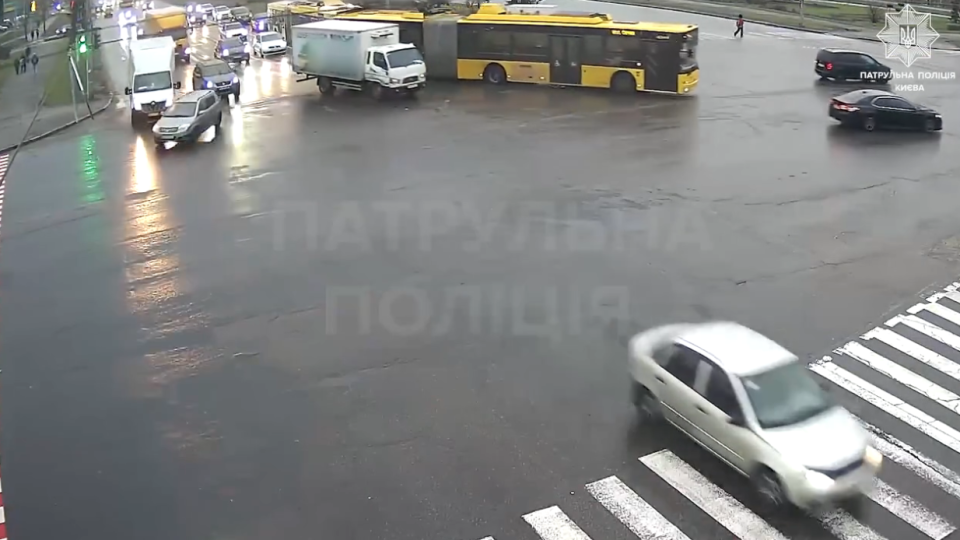 В Киеве грузовик столкнулся с легковым автомобилем: ДТП попало на камеры