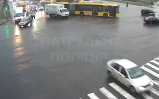 У Києві вантажівка зіштовхнулася з легковим автомобілем: ДТП потрапила на камери