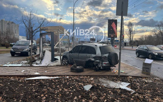 У Києві зіткнулись два легковики, один розгромив зупинку: фото
