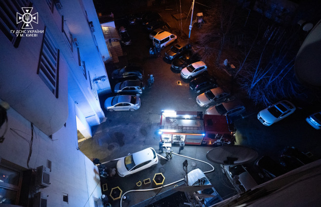 В Киеве во время пожара с горящего 14 этажа выпрыгнул мужчина и погиб: фото и видео